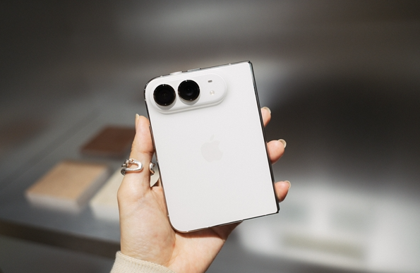 iPhone Duo开售一周：黄牛溢价暴跌破发，APP适配拉胯劝退